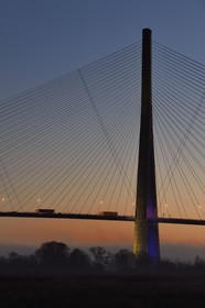 France, entre Calvados (14) et Seine-Maritime (76), le Pont de Normandie à l'aube, il enjambe la Seine pour relier les villes de Honfleur et du Havre
