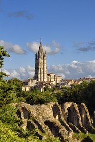 France, Charente-Maritime (17),  Saintonge, Saintes, amphithéâtre gallo-romain appelé localement les Arènes de Saintes, sa construction commence sous le règne de Tibère et s'achève sous le règne de Claude, vers 40 après JC, 127 mètres de long sur 102 de large, il pouvait accueillir près de 15 000 spectateurs, la basilique Saint-Eutrope en arrière plan