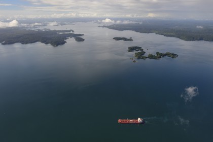 Panama, Canal de Panama, cargo panamax et ilots sur le lac Gatun (vue aérienne)