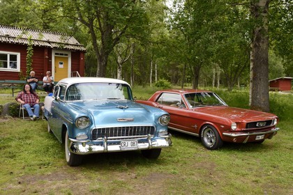 Suède, Comté de Vasterbotten, Umea, réunion de voitures anciennes dans le parc Gammlia, 1955 Chevrolet (parfois appelée '55 Chevy) et Ford Mustang 289 de 1967-1968