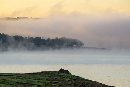 France, Nièvre (58), Parc naturel régional du Morvan, Chaumard, lac de Pannecière  dans la brume du petit matin