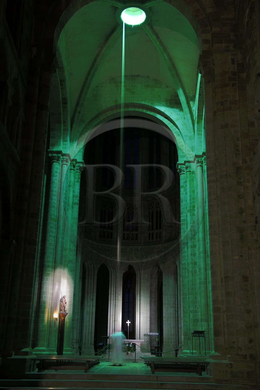 France, Manche (50), l'abbaye du Mont-Saint-Michel, classé Patrimoine Mondial de l'UNESCO, l'église abbatiale, un moine sonne la cloche pour les Laudes