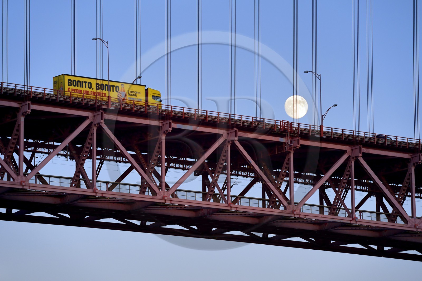Portugal, Lisbonne, le pont du 25 de Abril sur le Tage