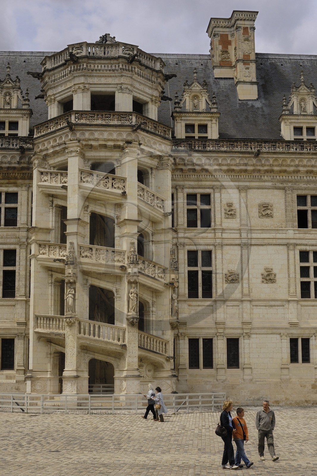 France, Loir-et-Cher (41), vallée de la Loire classée au Patrimoine Mondial de l'UNESCO, château de Blois, escalier à clair-voie sur la façade François 1er
