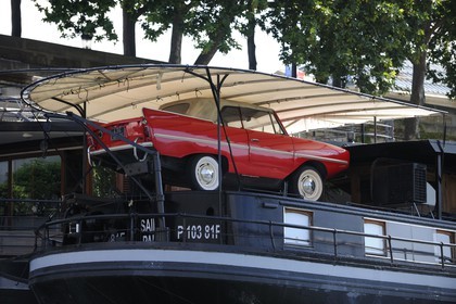 France, Paris (75), les rives de la Seine classées Patrimoine Mondiale de l'UNESCO, voiture amphibie de l'architecte naval Jacques Rougerie au port des Tuileries