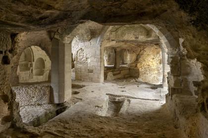 France, Gard (30), Beaucaire, abbaye troglodytique de Saint-Roman, emplacement du reliquaire (cavité au centre de la photo) dans l'ancien choeur de la chapelle souterraine