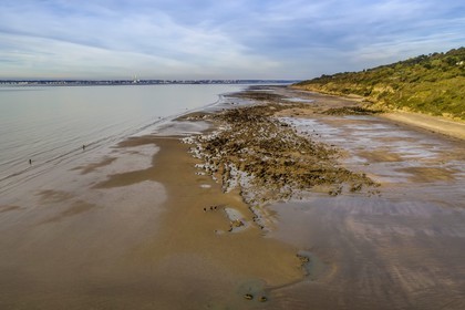 France, Calvados (14), Pays d'Auge, Trouville-sur-Mer, la plage des Roches Noires qui s’étend sur plusieurs kilomètres en direction d’Hennequeville et de Villerville, bordée par les falaises des Roches Noires, Le Havre en arrière plan (vue aérienne)