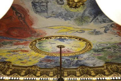 France, Paris (75), Opéra Garnier, la coupole du plafond décoré par Marc Chagall dans la grande salle