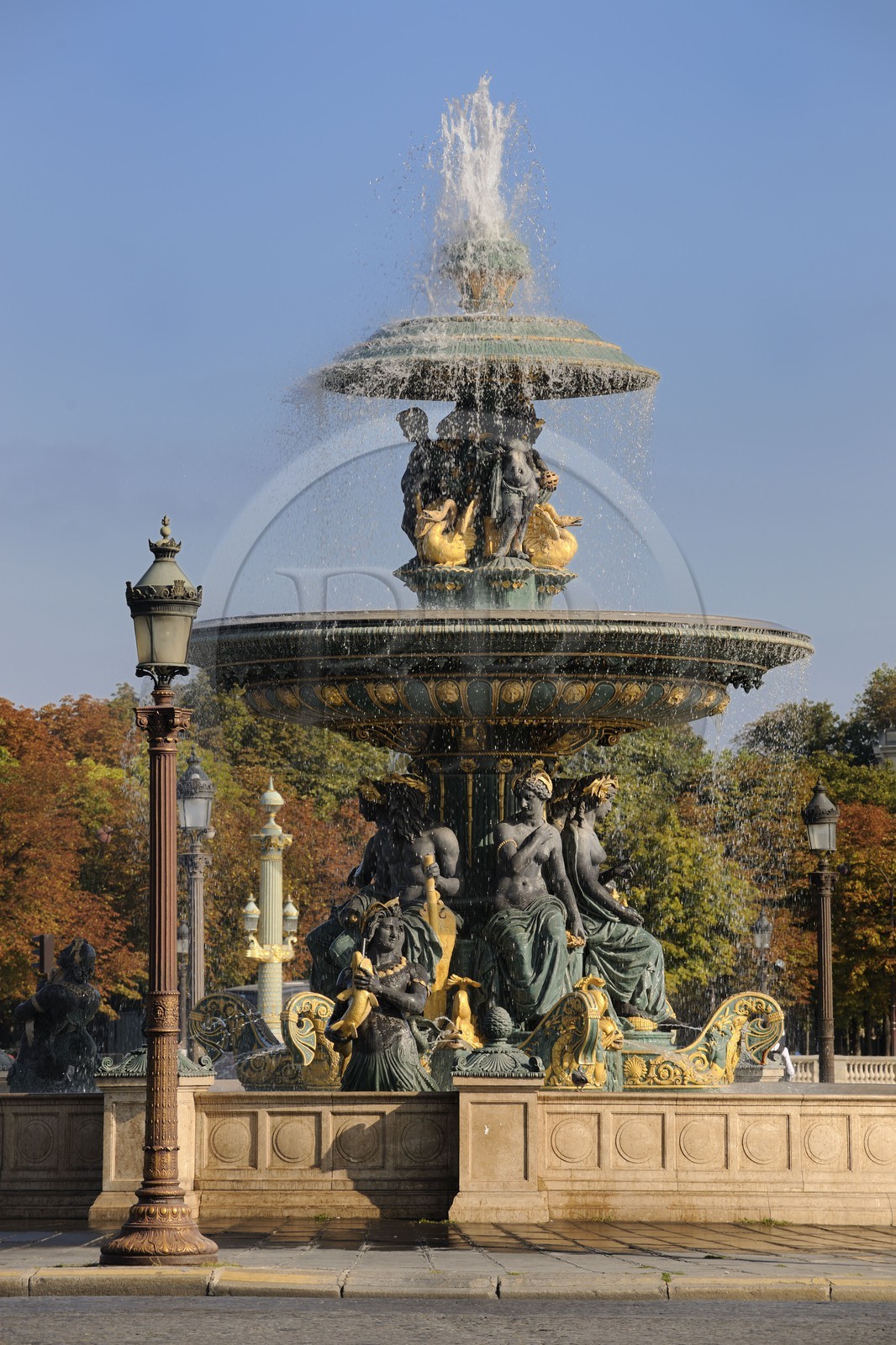 France, Paris (75), la Fontaine des Mers et l'obélisque sur la place de La Concorde