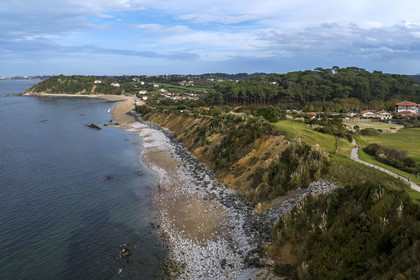 France, Pyrénées-Atlantiques (64), la côte du Pays-Basque, Saint-Jean-de-Luz, sentier du littoral sur le GR 8 et la plage d'Erromardie en arrière plan (vue aérienne)