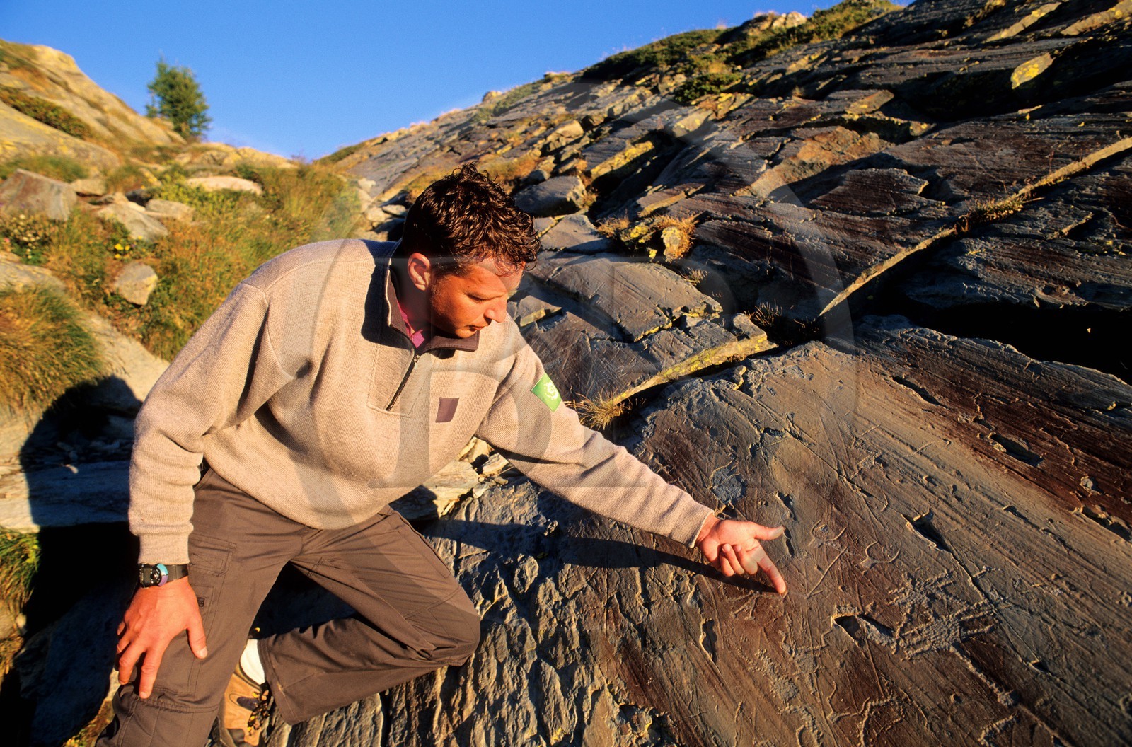 France, Alpes-Maritimes (06), parc national du Mercantour, Vallée des Merveilles vers Fontanalbe, gravures rupestres de la voie sacrée (1800-1500 av. jc) présentées par le garde du parc Yannick Bielle