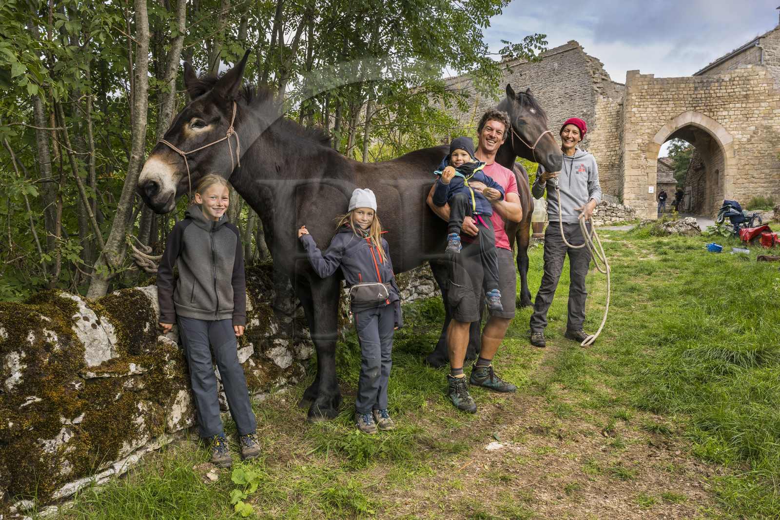 France, Aveyron (12), Causses et les Cévennes, paysage culturel de l'agro-pastoralisme méditerranéen, classés Patrimoine Mondial de l'UNESCO, la famille Robin fait escale dans son tour de France (partiel) à pied à La Couvertoirade, labellisé Les Plus Beaux Villages de France