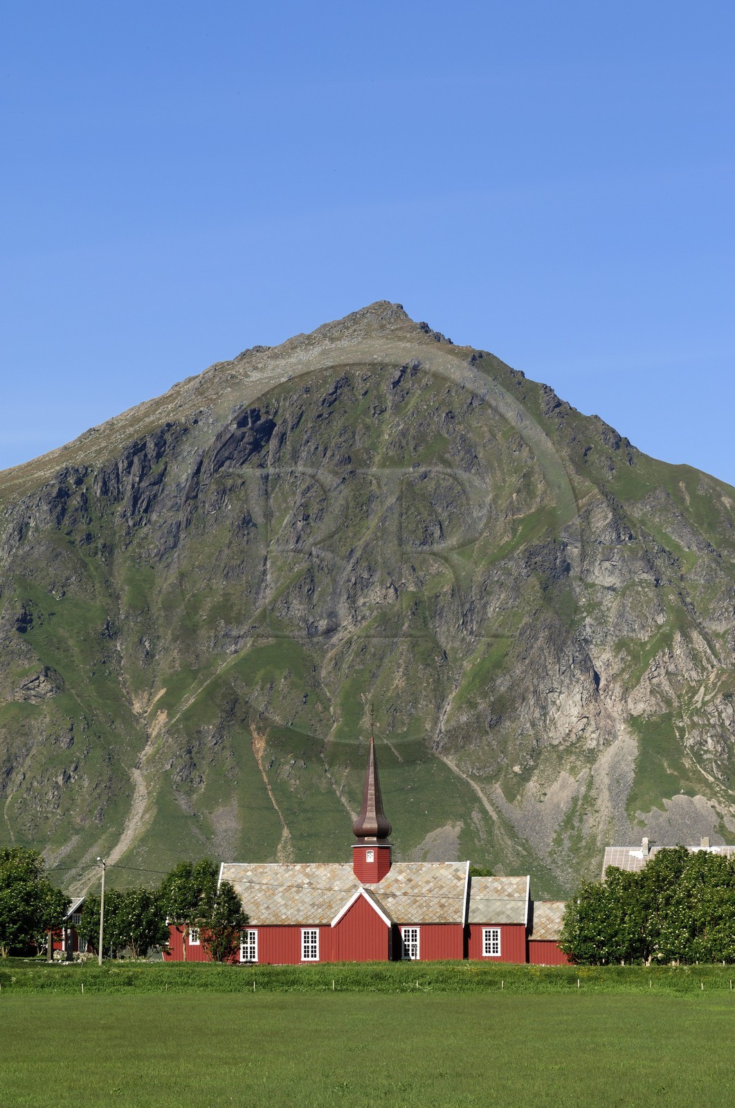 Norvège, Nordland, Iles Lofoten, ile de Flakstadoy, église en bois de Flakstad