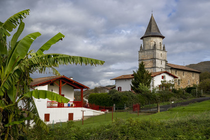 France, Pyrénées-Atlantiques (64), Pays-Basque, Ainhoa, labellisé Les Plus Beaux Villages de France, et l'église Notre-Dame-de-l'Assomption