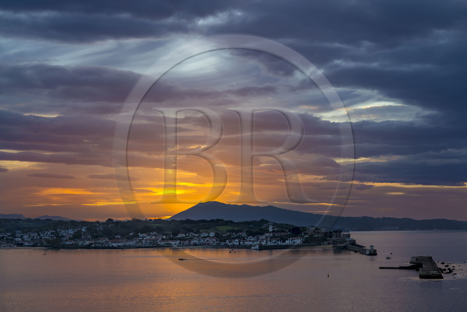 France, Pyrénées-Atlantiques (64), la côte du Pays-Basque, la baie de Saint-Jean-de-Luz et Ciboure en arrière plan