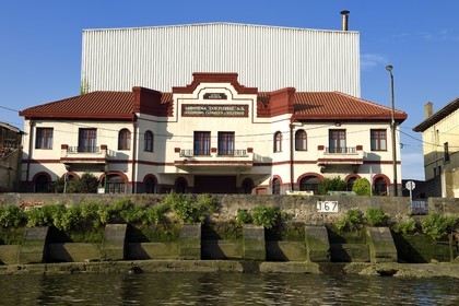 Espagne, Pays basque espagnol, Biscaye, Bilbao, en remontant le fleuve Nervion vers l'embouchure, zone industrielle de Deusto, ancien batiment industriel