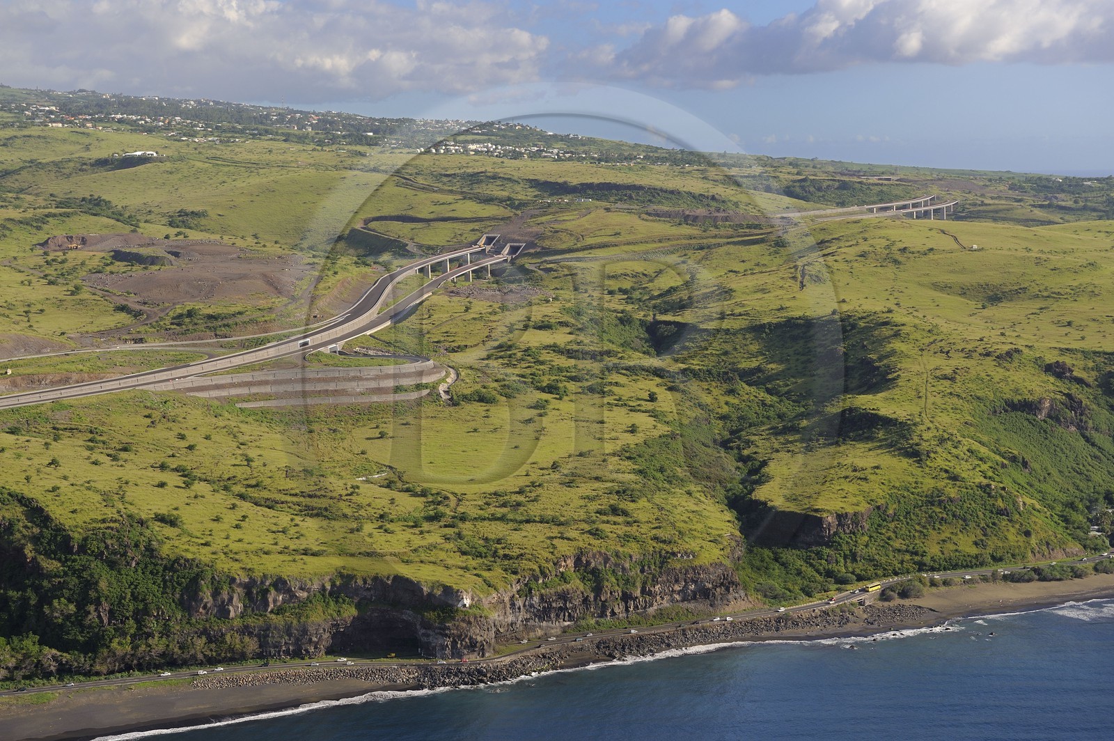 France, île de la Réunion, Saint-Paul, la quatre voies route des Tamarins (vue aérienne)
