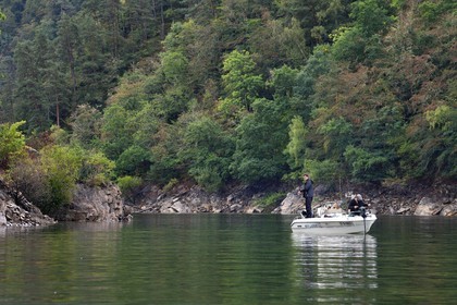 France, Cantal (15), Gorges de la Truyère, Ruynes-en-Margeride, pêcheurs à la ligne sur la rivière Truyère en amont du viaduc de Garabit