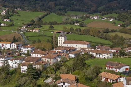 France, Pyrénées-Atlantiques (64), Pays-Basque, Sare, labellisé Les Plus Beaux Villages de France, et l'église fortifiée Saint-Martin (vue aérienne)