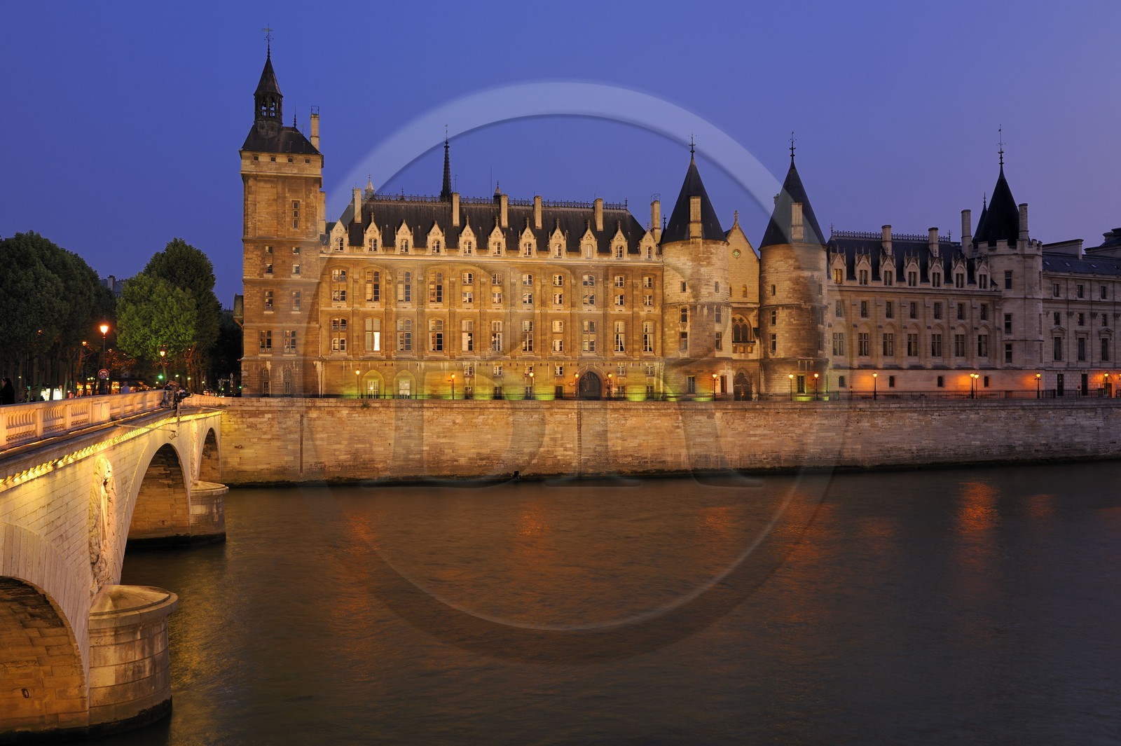 France, Paris (75), les rives de la Seine, classées Patrimoine Mondial de l'UNESCO, la Conciergerie sur l'île de la Cité et le pont au Change