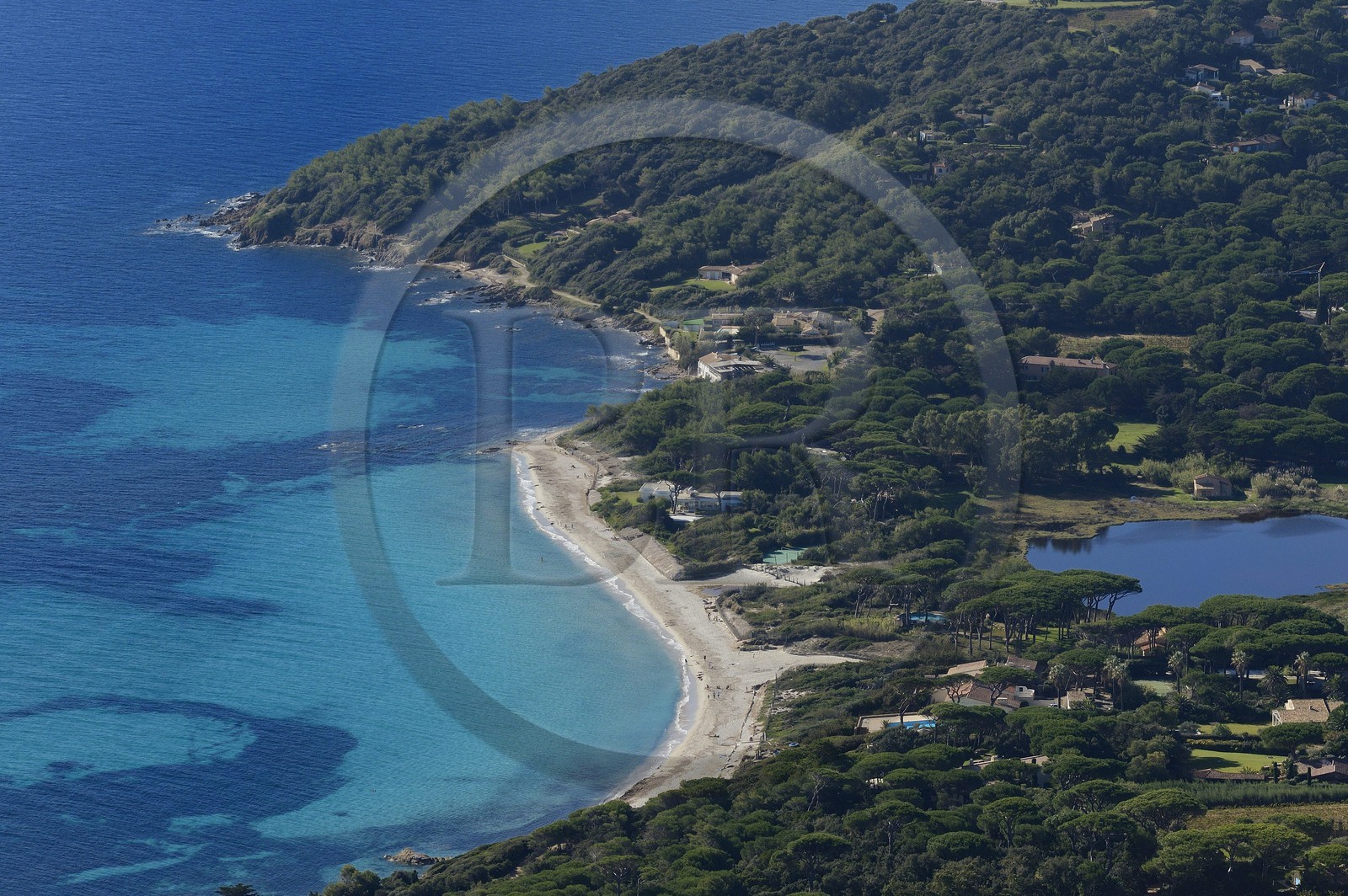 France, Var (83), Saint-Tropez, la plage des Salins (vue aérienne)