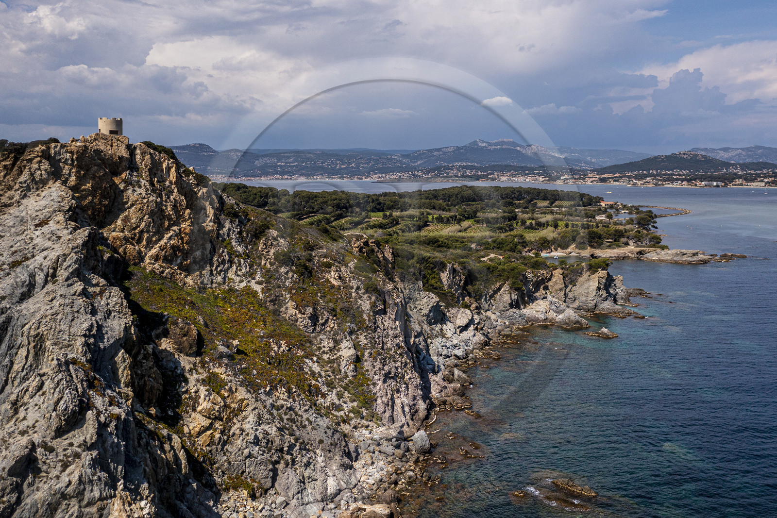 France, Var (83), Six-Fours-les-Plages, Ile des Embiez, Pointe du Coucoussa surplombée par la Tour de la Marine (vue aérienne)