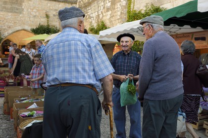 France, Dordogne (24), Périgord Pourpre, Monpazier, labellisé Les Plus Beaux Villages de France, jour de marché sur la place des Cornières, un trio des anciens du village