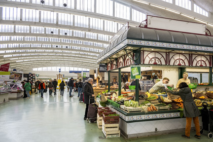 France, Loire-Atlantique (44), Saint-Nazaire, les halles du marché couvert de Saint-Nazaire construites entre 1956 et 1958, étal de fruits et légumes Bio