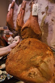 France, Pyrénées-Atlantiques (64), Pays-Basque, Bayonne, Charcuterie Aubard, jambon de Bayonne frotté au piment d'Espelette