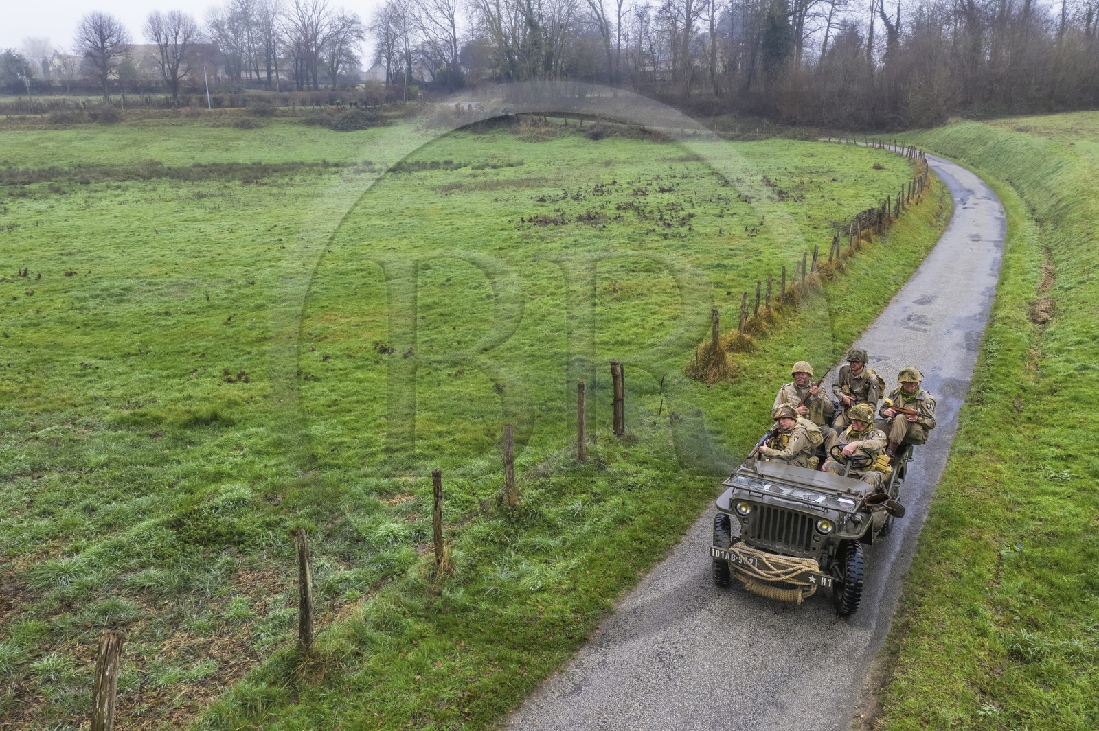 France, Eure (27), Sainte-Colombe-prés-Vernon, Allied Reconstitution Group (association de reconstitution historique de la 2éme Guerre Mondiale américain et Maquis), reconstitueurs en uniforme de la 101e division aéroportée US progressant en jeep Willys (vue aérienne)