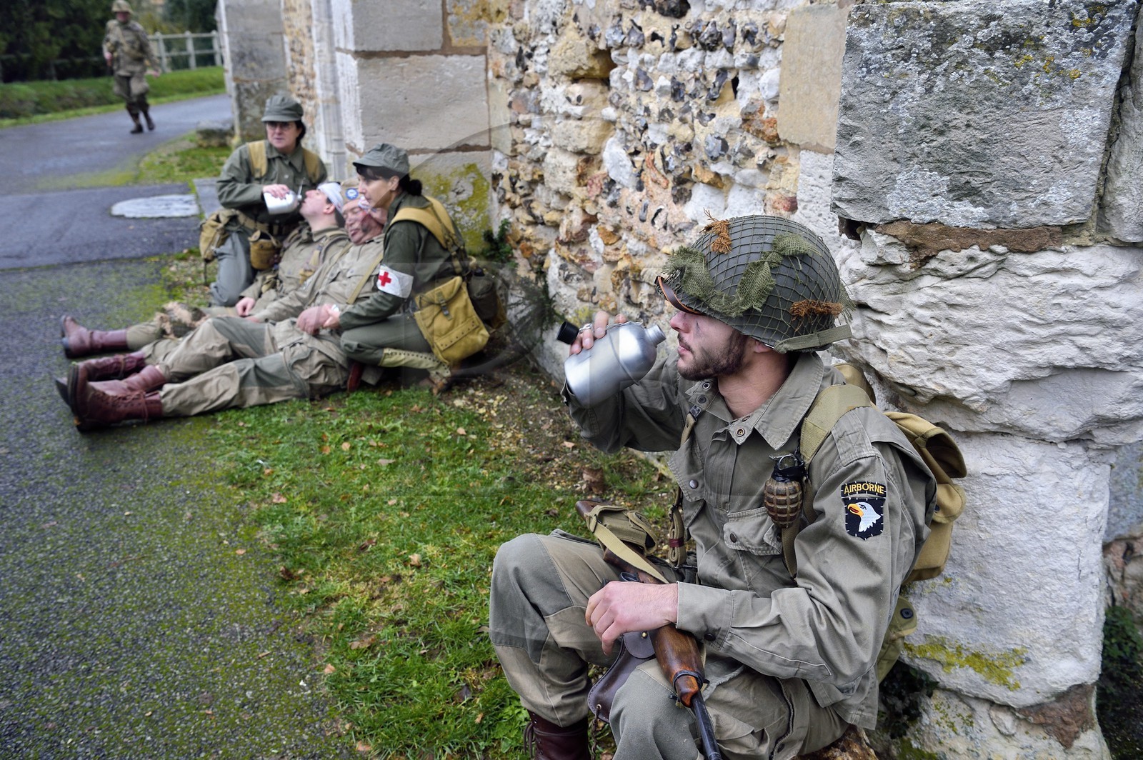 France, Eure (27), Chambray, Allied Reconstitution Group (association de reconstitution historique de la 2éme Guerre Mondiale US et Maquis), reconstitueurs en uniforme de la 101e division aéroportée US au repos devant l'église