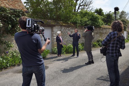 France, Yvelines (78), Montchauvet, tournage pour la télévision du Village Préféré des Français avec Stéphane Bern, Stéphane Bern en compagnie d'Annick Mouillard