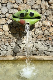 France, Alpes-Maritimes (06), Saint Paul de Vence, Fondation Maeght, musée d'art contemporain, labyrinthe Miro, fontaine