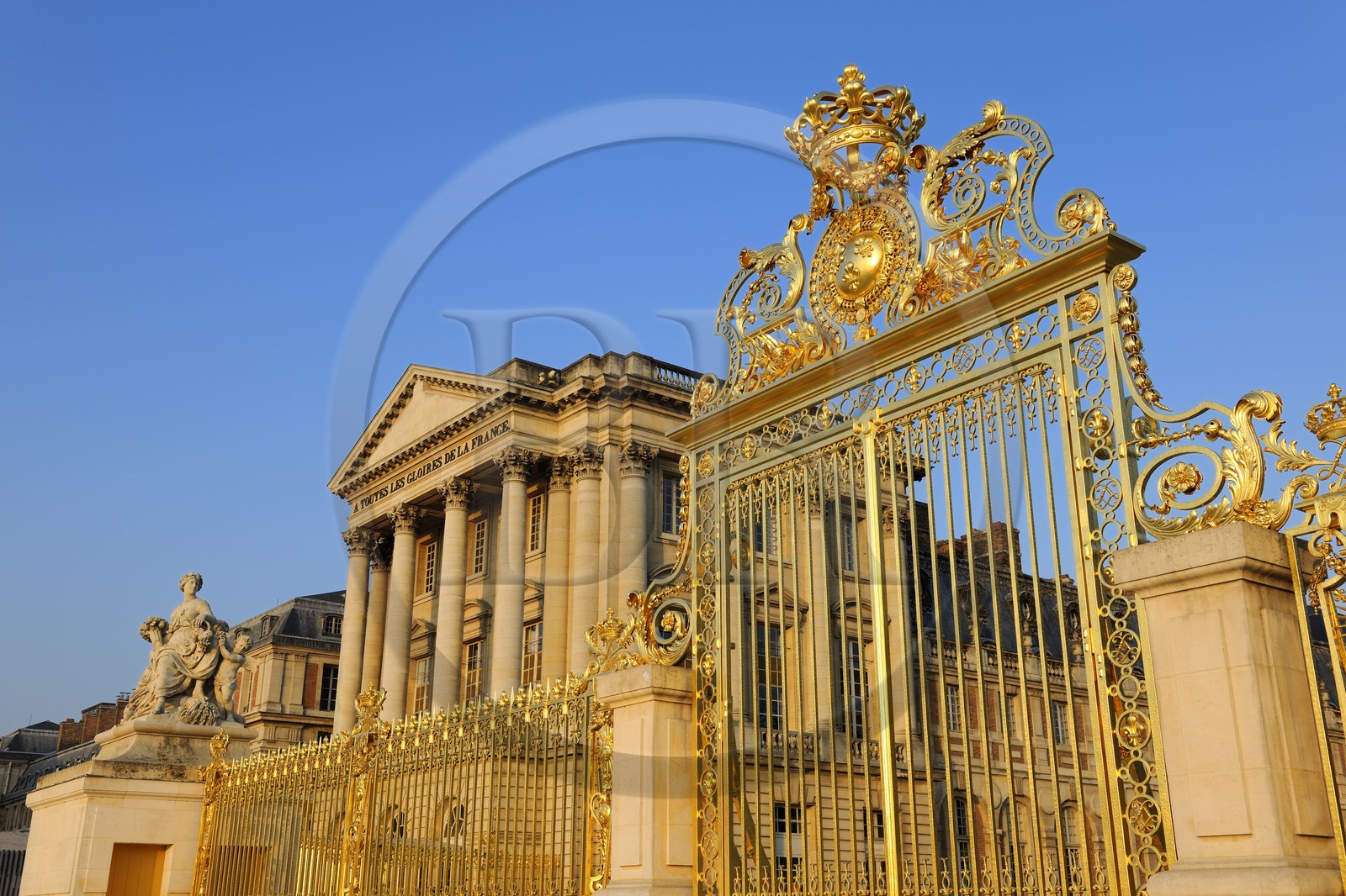 France, Yvelines (78), château de Versailles, classé Patrimoine Mondial de l'UNESCO, la grille royale dessinée par Mansart et la statue l'Abondance d'Antoine Coysevox