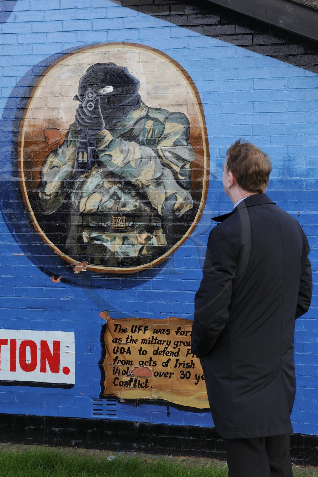 Royaume-Uni, Irlande du Nord, Belfast Est, les quartiers loyalistes protestants, Newtownards Road, fresque murale politique à la gloire des milices loyalistes