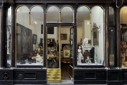 France, Paris (75), Galerie Vero-Dodat entre la rue Jean-Jacques-Rousseau et la rue du Bouloi, antiquaire Marini France