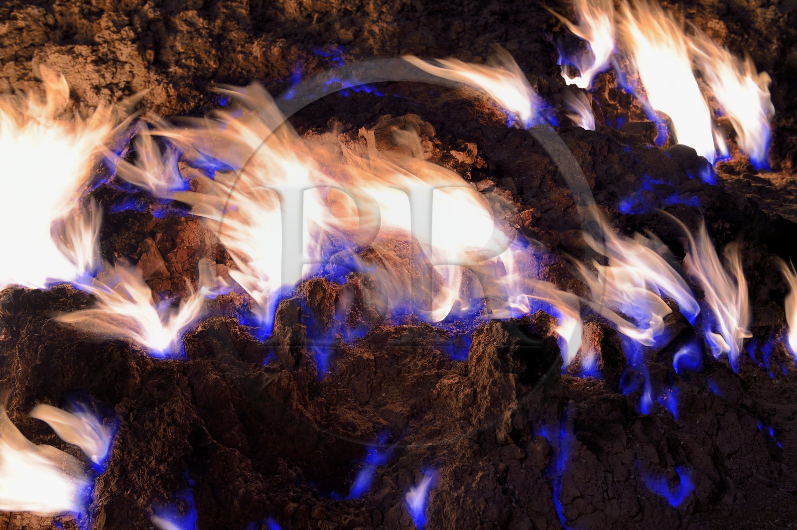 Azerbaïdjan, Bakou, Absheron Peninsula, Yanar Dag qui signifie «montagne en feu», est un feu de gaz naturel qui flamboie continuellement sur une colline