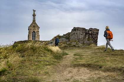 France, Côtes d'Armor (22), Grand Site de France Cap d'Erquy – Cap Fréhel, Erquy, l'Ilot Saint-Michel surmonté de la chapelle Saint-Michel
