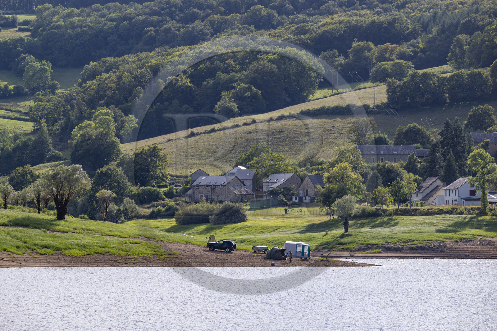 France, Nièvre (58), Parc naturel régional du Morvan, Chaumard, lac de Pannecière, pêcheurs à la ligne en bord du lac, carpistes qui pêchent les carpes la nuit