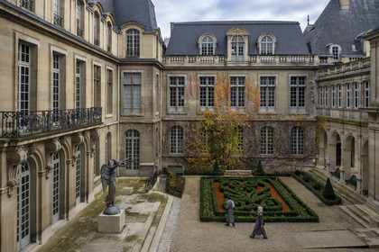France, Paris (75), quartier du Marais, Musée Carnavalet, les jardins et la statue original de la Victoire qui trône au sommet de la fontaine du Palmier sur la place du Châtelet