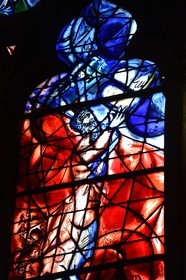 France, Moselle (57), Metz, la cathédrale Saint-Etienne, vitraux du déambulatoire nord avec pour sujets des épisodes de l’Ancien Testament par Marc Chagall (XXe siècle) réalisés par l’atelier Simon-Marq à Reims (droits réservés)