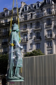France, Paris (75), place de la Nation, réinstallation de la statue de Saint-Louis sur une des deux colonne de la barrière du Trône conçues par Claude Nicolas Ledoux