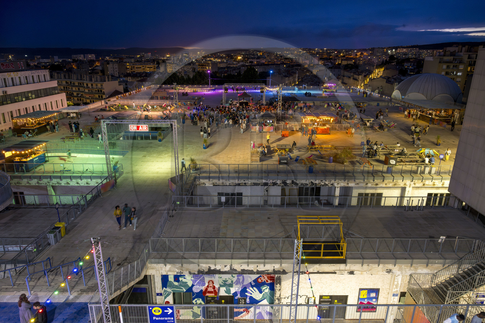 France, Bouches-du-Rhône (13), Marseille, La Friche de la Belle de Mai,  le toit terrasse accueille des concerts les week-ends en été