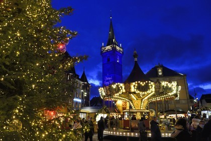France, Bas-Rhin (67), Obernai, marché de Noel sur la place du marché, Tour de la chapelle (Kappelturm) achevée au XVIe siècle, fait office de beffroi à côté de l'hôtel de ville