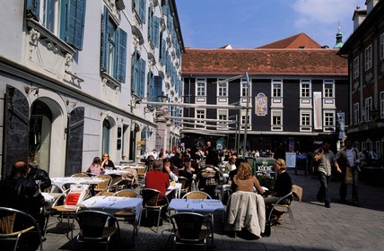Autriche, Styrie, Graz, centre historique classé Patrimoine Mondial de l'UNESCO, Mehlplatz (place de la Farine) Terrasses de cafés