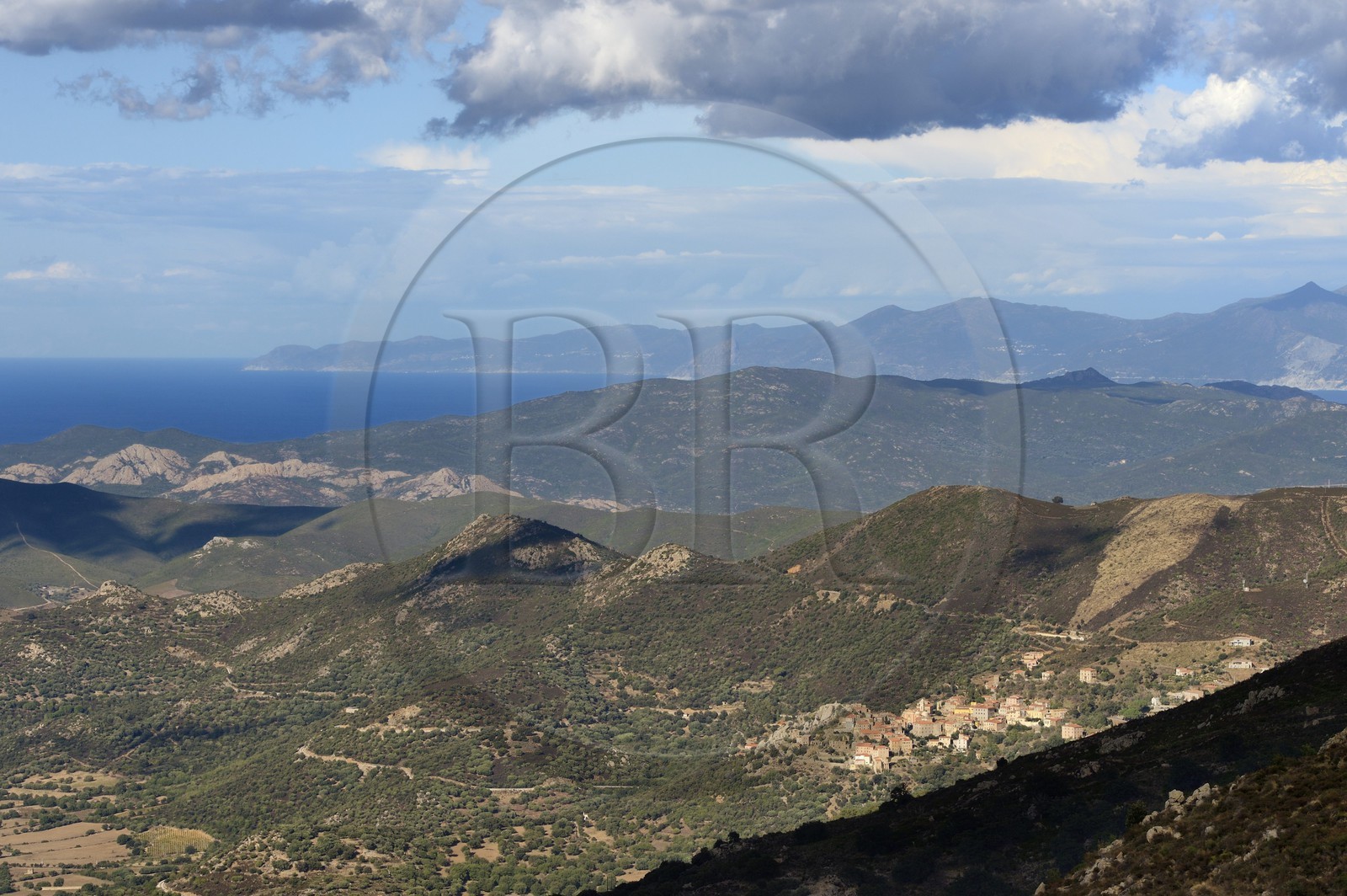 France, Haute-Corse (2B), Balagne, village perché de Belgodère, en arrière plan le Cap Corse
