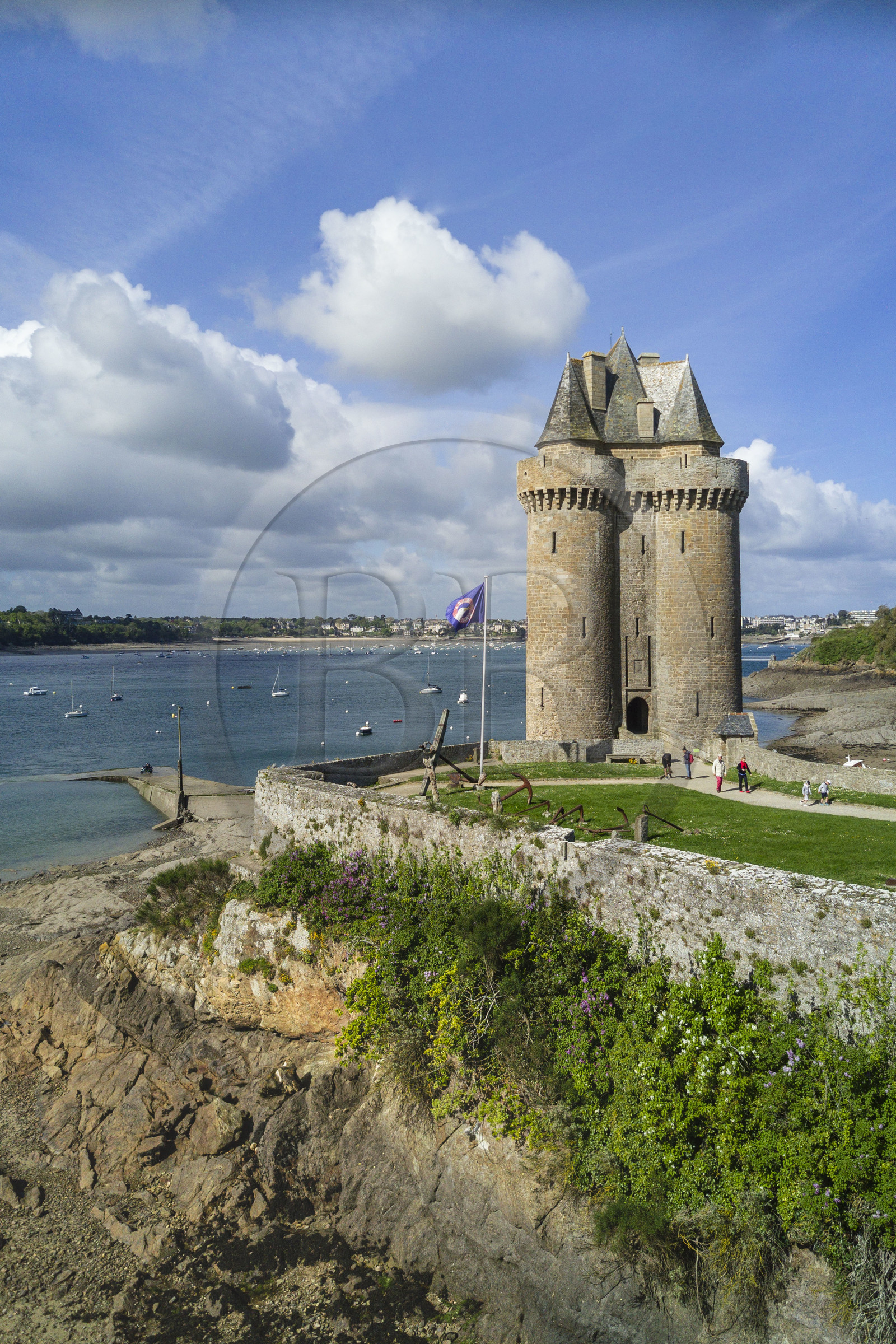 France, Ille-et-Vilaine (35), Côte d'Emeraude, Saint-Malo, quartier Saint-Servan, le port et la Tour Solidor construite en 1382, musée international du Long-Cours Cap-Hornier (vue aérienne)