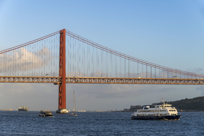 Portugal, Lisbonne, le pont du 25 de Abril sur le Tage