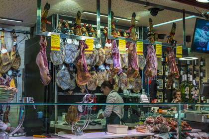 Espagne, Andalousie, Séville, quartier de Triana, le marché couvert de Triana, étal du charcutier, découpe du jambon