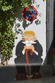 France, Corse-du-Sud (2A), Ajaccio, le personnage de la Bande Dessinée corse Petru Santu du dessinateur Federzoni devant la librairie De Plumes en Bulles